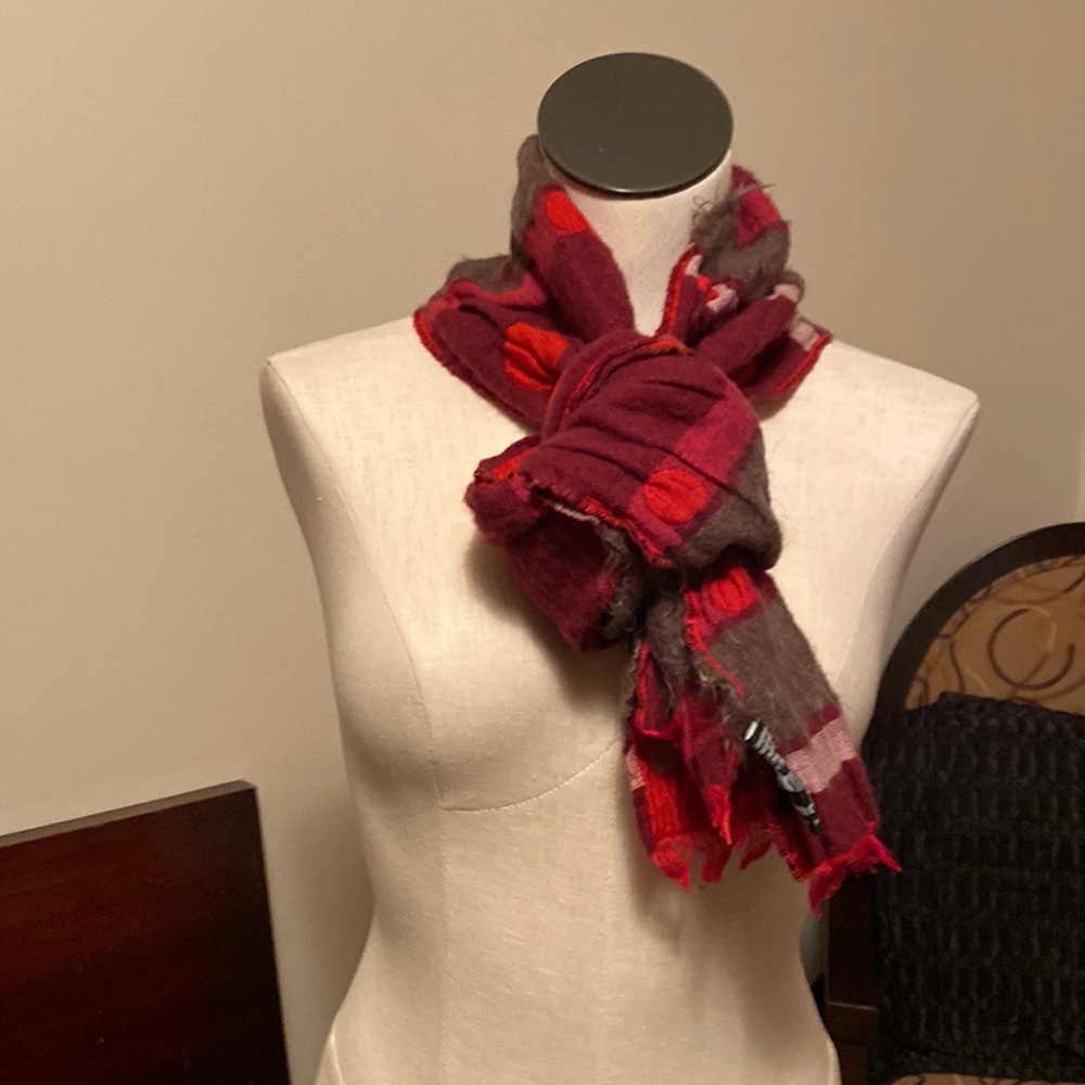 Beautiful wool scarf. Nice to wear versatile on either side.